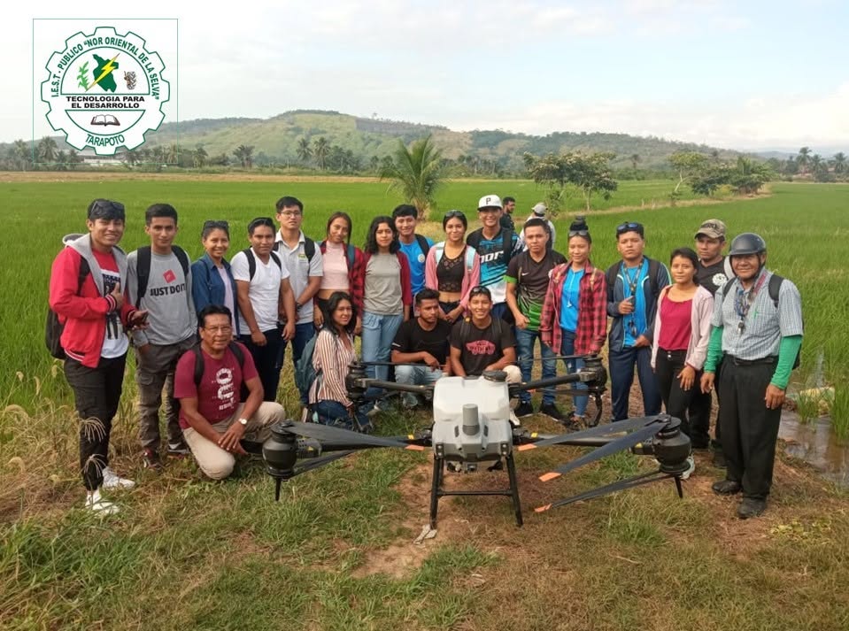Estudiantes del instituto en práctica de campo con dron agrícola